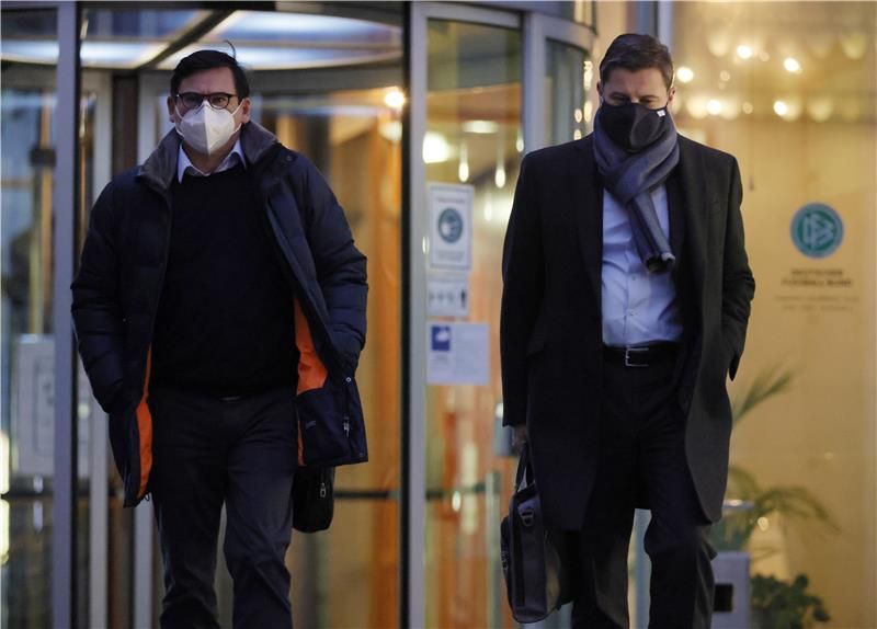 أوليفر ليكي يسارًا