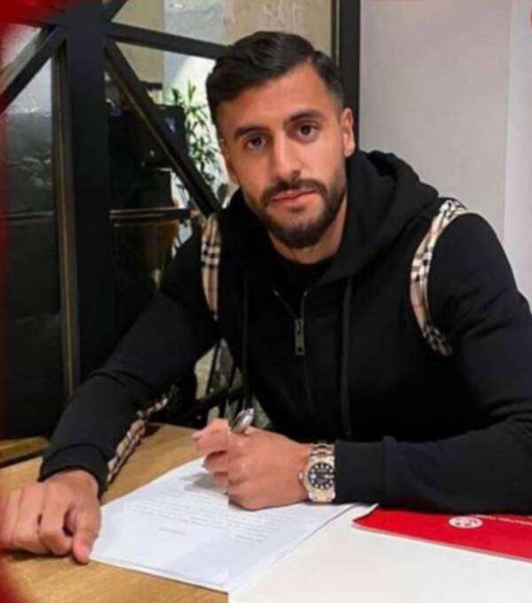 أثناء توقيع العقود