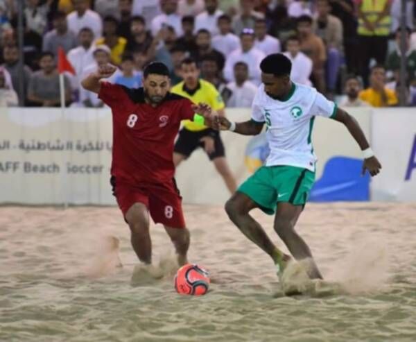 علاء عطية (يسار)