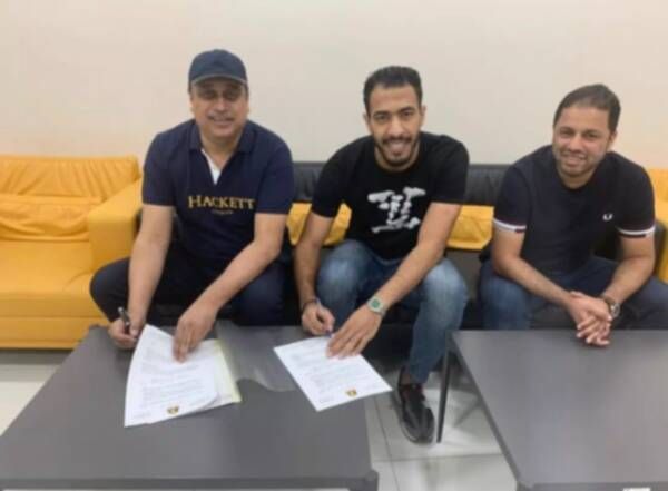 أثناء توقيع العقود