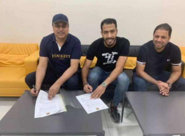 أثناء توقيع العقود