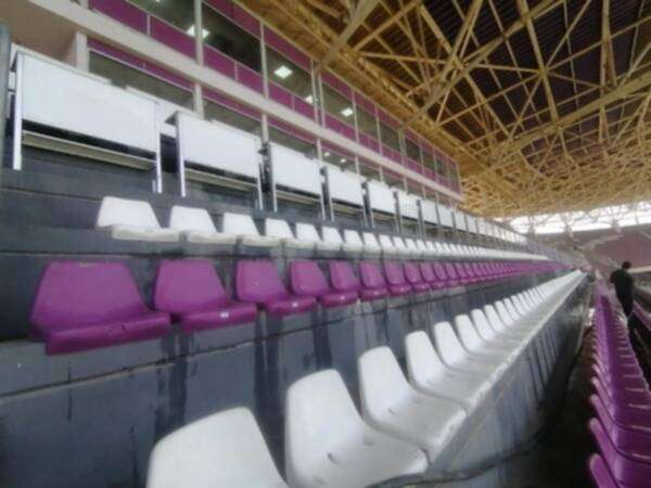 جانب من مدرجات الملعب