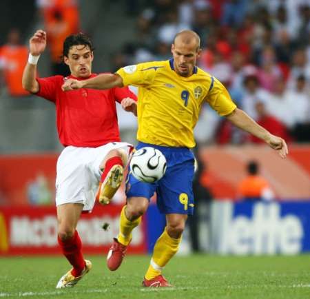 الانجليزي اوين هارجريفز (يسار) مع السويدي فريريك ليندبرج في مباراة السويد وانجلترا مساء امس