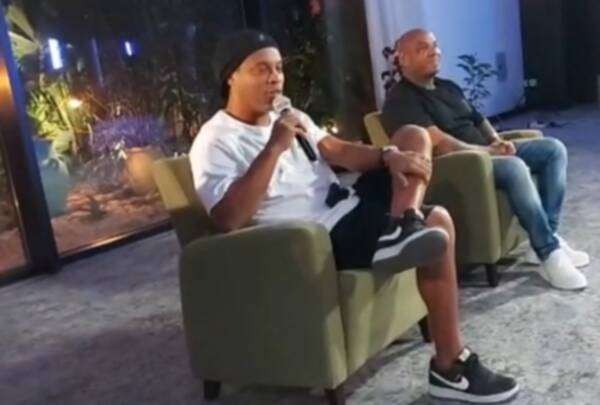 رونالدينيو من المؤتمر الصحفي