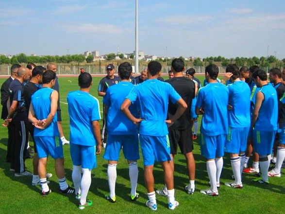 العراقي عدنان حمد خلال حديثه مع اللاعبين