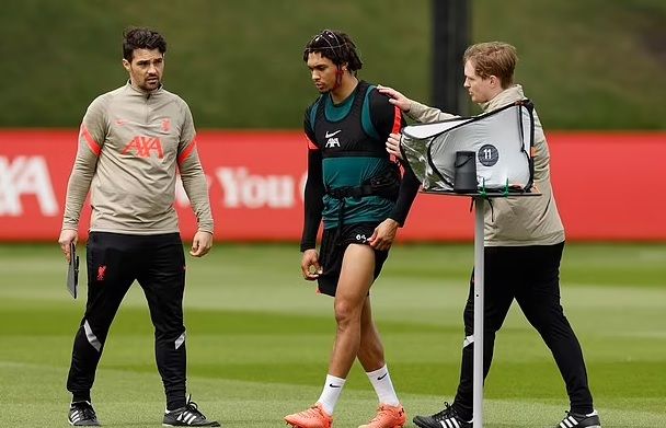 أرنولد مرتديا الجهاز