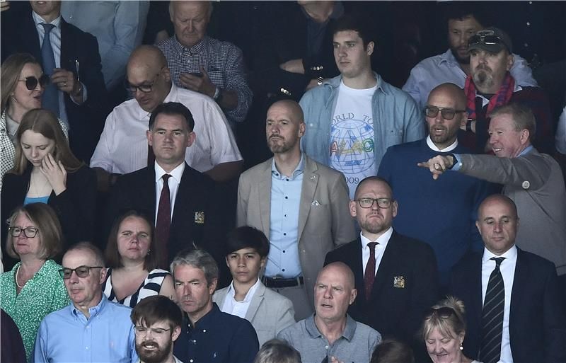 مكلارين مع تن هاج ومساعده