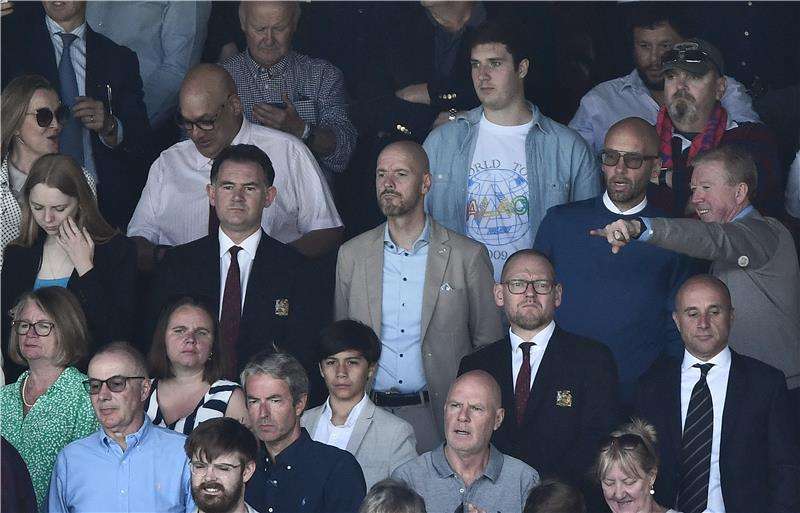 مكلارين مع تن هاج ومساعده