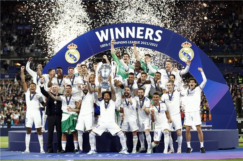 لاعبو ريال مدريد يرفعون الكأس