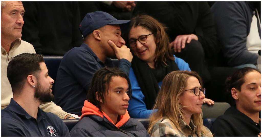 مبابي مع والدته