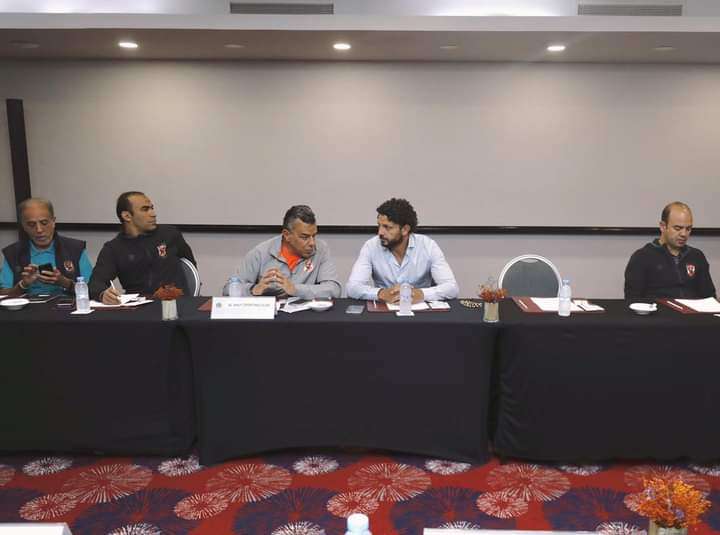 جانب من الاجتماع الفني للمباراة