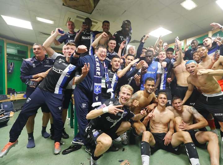 فرحة اللاعبين بالصعود (نقلًا عن حساب أوكسير على تويتر)