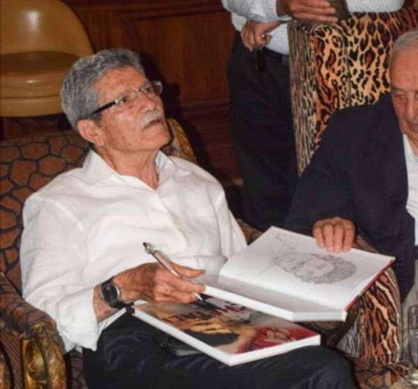 الشتالي يوقع على كتابه