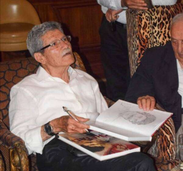 الشتالي يوقع على كتابه