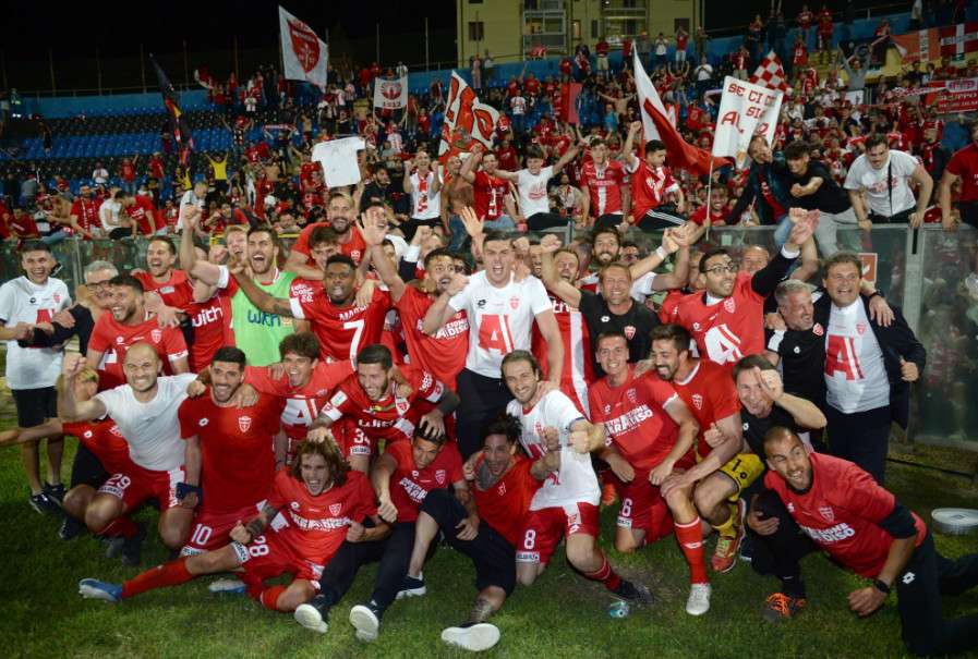 فرحة لاعبي مونزا