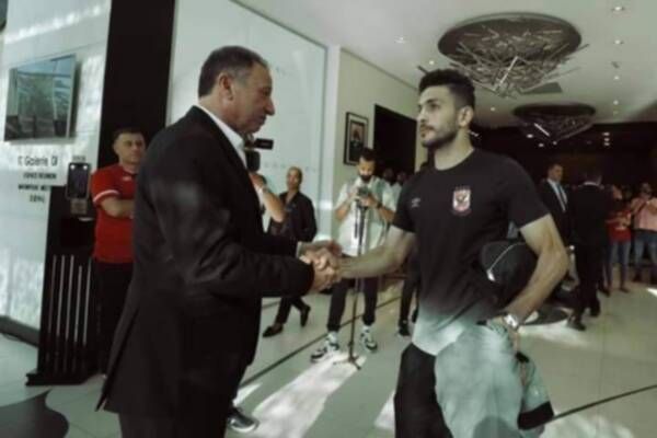 محمود الخطيب يصافح نجوم الأهلي