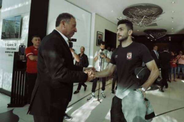 محمود الخطيب يصافح نجوم الأهلي