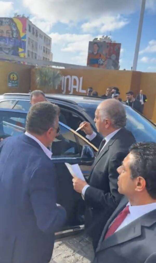 العامري فاروق يبرز بطاقته للأمن