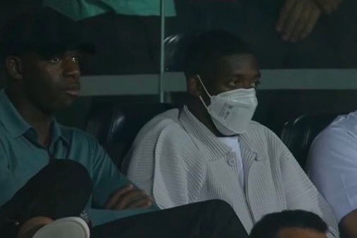 ديمبلي يتابع المباراة