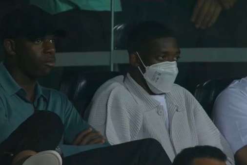 ديمبلي يتابع المباراة