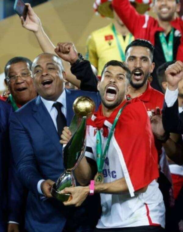 لحظة تسلم جبران كأس البطولة