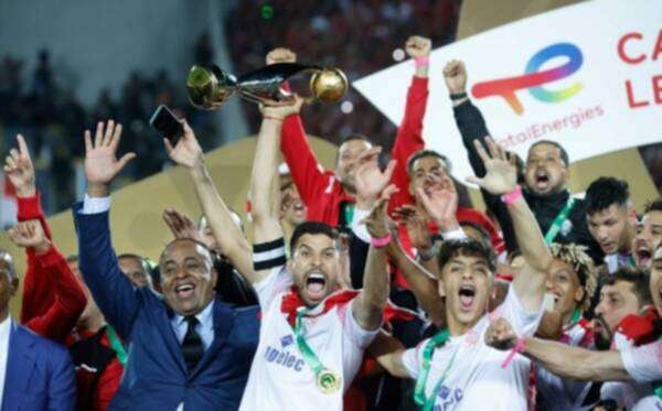 الناصيري يحتفي بالكأس مع نجوم الوداد