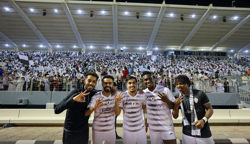 لاعبو الطائي 