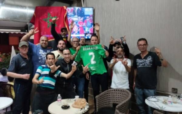 من إحدى المقاهي