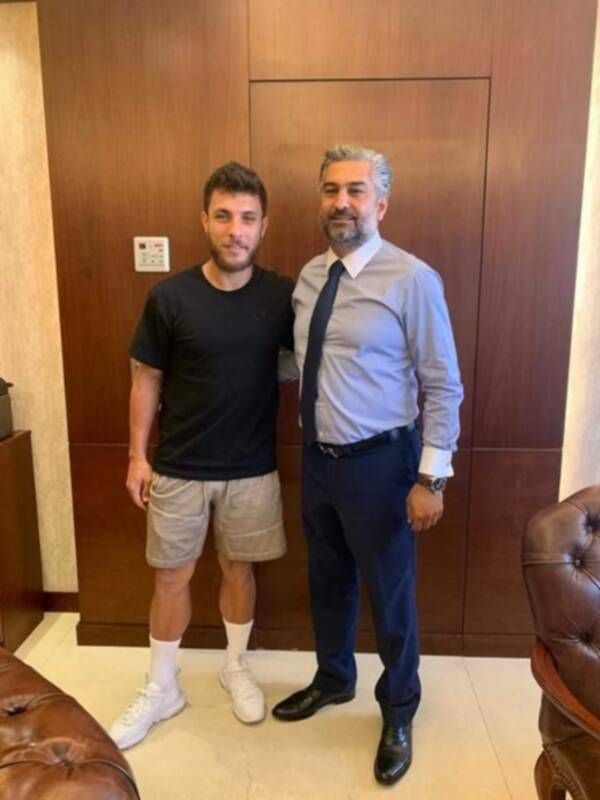 إدمون شحادة (يسار)