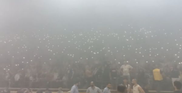 الجماهير وأدخنة كثيفة تملأ الصالة