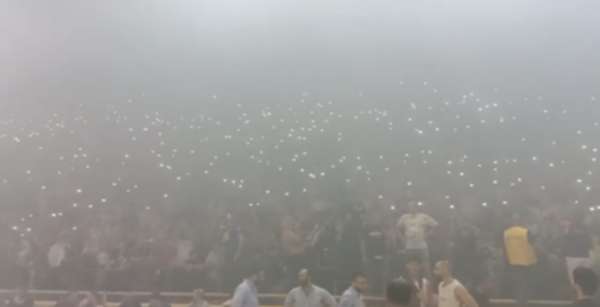 الجماهير وأدخنة كثيفة تملأ الصالة