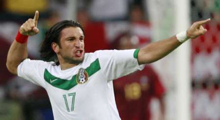 المكسيكي فرانسيسكو فونسيكا يحتفل بتسجيله هدف المكسيك الأول في مرمى البرتغال