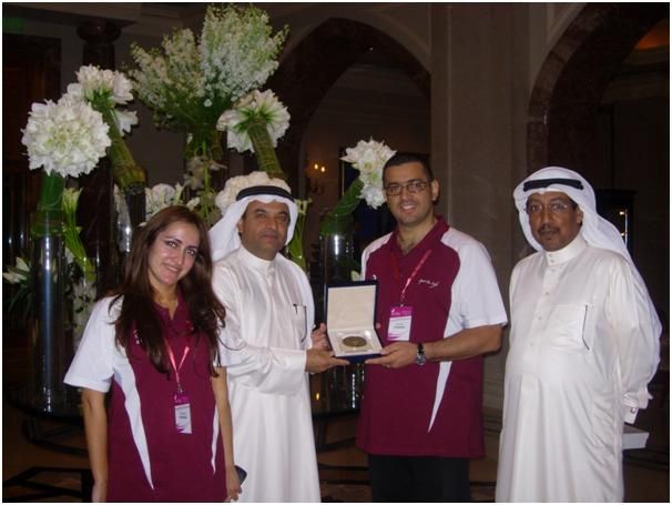 نعمان الحسن يقدم درع تذكاري للسيد لويس لويس مدير خدمات اللجان الاولمبية الوطنية في الدورة 