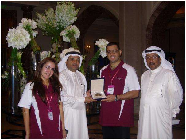 نعمان الحسن يقدم درع تذكاري للسيد لويس لويس مدير خدمات اللجان الاولمبية الوطنية في الدورة