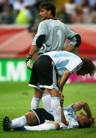 نيكولاس بورديسو على الارض متأثر بالإصابة