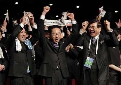 فرحة الوفد الكورى بالفوز بحق استضافة دورة الالعاب الاولمبية الشتوية 2018