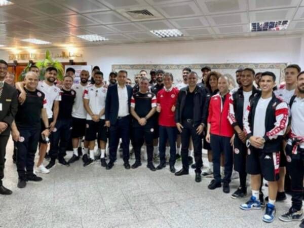 منتخب تونس في المطار  