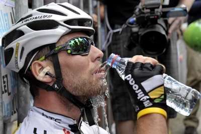 البريطاني مارك كافنديش يلتقط انفاسه بعد المرحلة الخامسة