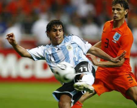 الارجنتيني كارلوس تيفيز ( يسار ) يتهيأ لتسديد الكرة على المرمى الهولندي