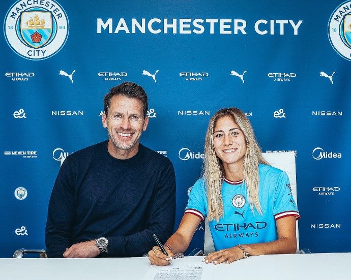 جانب من التوقيع