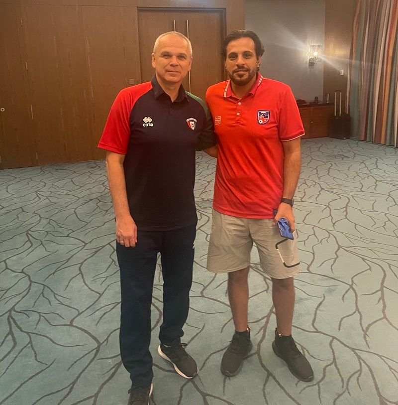 الشلاحي في مقر إقامة منتخب نيبال مع مدرب الكويت لافيكا