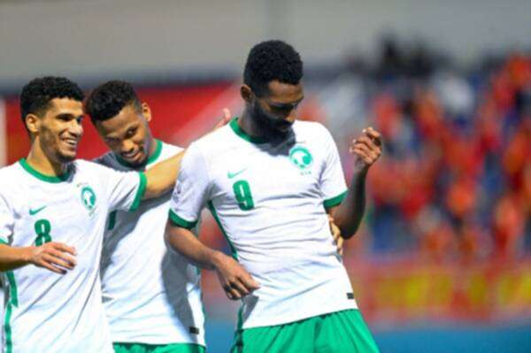 لاعبو السعودية يحتفلون بالتسجيل بالمرمى الفيتنامي