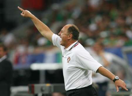 المدرب البرتغالي لويس فيليبي سكولاري يوجه لاعبيه اثناء مباراتهم مع المكسيك