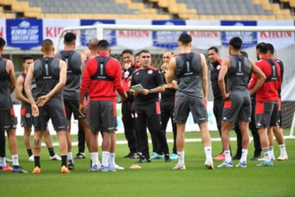 جلال القادري مع اللاعبين خلال تدريبات باليابان 