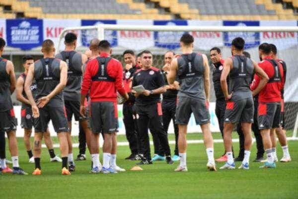 جلال القادري مع اللاعبين خلال تدريبات باليابان 