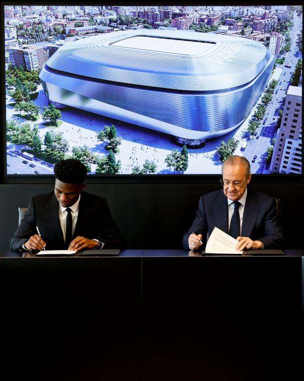 من توقيع العقد