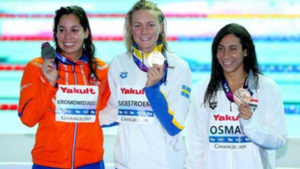 فريدة عثمان (يمين)