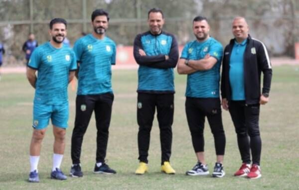 مؤمن سليمان (في الوسط)