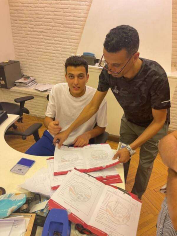 أثناء توقيع العقود