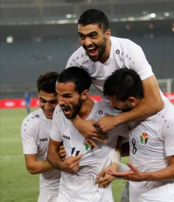 مرضي يتلقى التهنئة بعد هدفه أمام الكويت